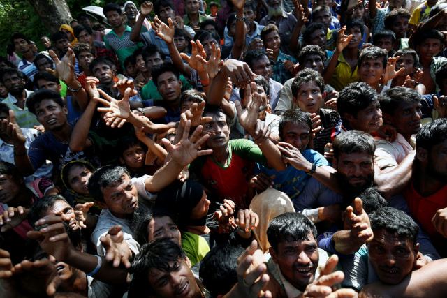 Pengungsi Rohingya meminta bantuan. (Foto: REUTERS/Mohammad Ponir Hossain)