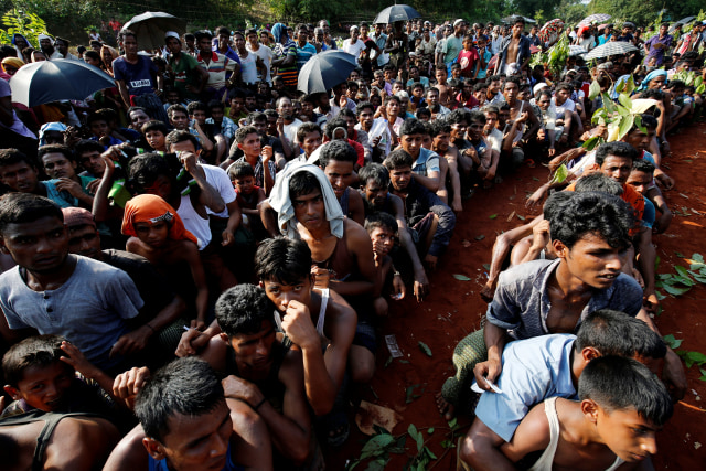 Pengungsi Rohingya antre untuk mendapat bantuan. (Foto: REUTERS/Mohammad Ponir Hossain)