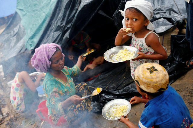 Pengungsi Rohingya makan seadanya. (Foto: REUTERS/Mohammad Ponir Hossain)