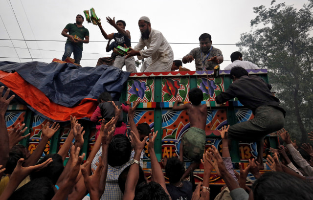 Pengungsi Rohingya berebut makanan. (Foto: REUTERS/Cathal McNaughton)