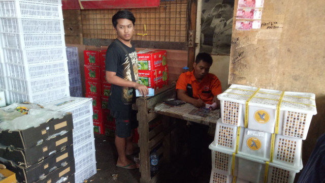 Aktivitas jual beli lengkeng di Pasar Kramat Jati (Foto: Resya Firmansyah/kumparan)
