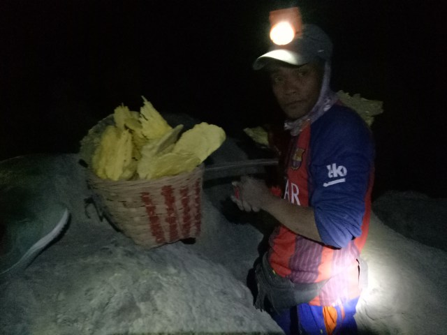 Penambang di Gunung Ijen (Foto: Rina Nurjanah/kumparan)