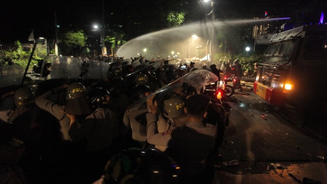 Kantor LBH Jakarta Dikepung Massa (Foto: Antara/Muhammad Adimaja)