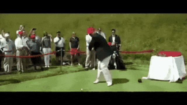 Video Rekaan Hillary Terkena Bola Golf Trump (Foto: Twitter @Fuctupmind)