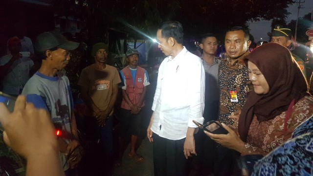 Jokowi Bagikan Sembako ke Tukang Becak (Foto: Yudhistira Amran Saleh/kumparan)
