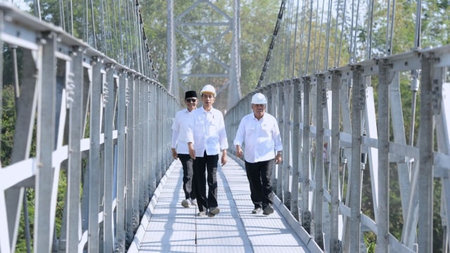 Jokowi Meninjau Jembatan Gantung Magelang (Foto: Dok. Biro Pers Setpres)
