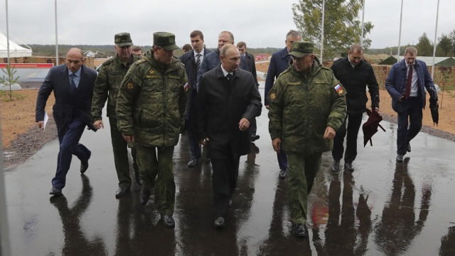 Putin saksikan simulasi perang "Zapad-2017" (Foto: Sputnik/Mikhail Klimentyev/Kremlin via REUTERS)