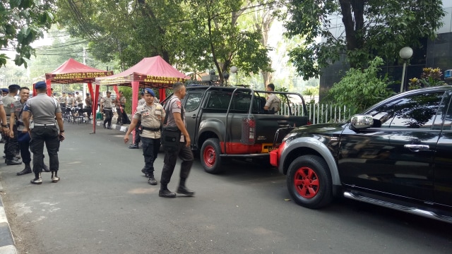 Polisi masih berjaga di  kantor LBH Jakarta. (Foto: Aria Pradana/kumparan)