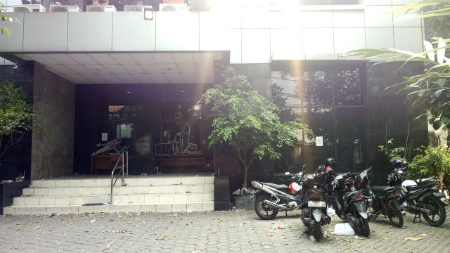 Polisi masih berjaga di kantor LBH Jakarta. (Foto: Aria Pradana/kumparan)