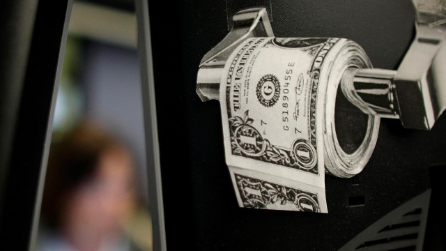 Ilustrasi tisu toilet menggunakan uang (Foto: REUTERS/Kai Pfaffenbach)