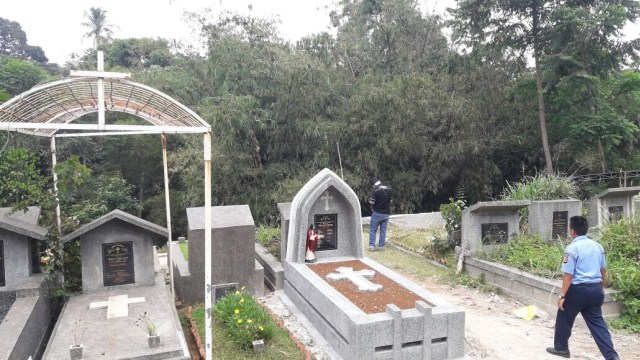 Pembongkaran makam Hilarius di TPU Cipaku Bogor (Foto: Fadjar Hadi/kumparan)
