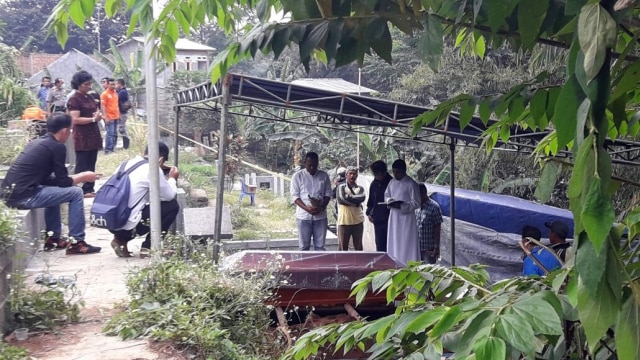 Makam Hilarius Dibongkar (Foto: Fadjar Hadi/kumparan)