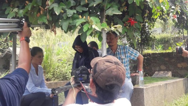 Maria Agnes (jaket hitam) di makam Hilarius. (Foto: Fadjar Hadi/kumparan)