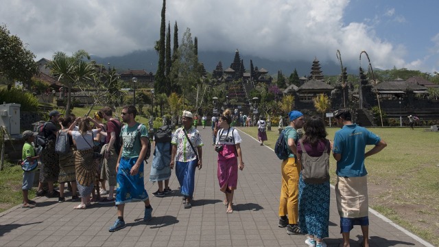 Aktivitas siaga Gunung Agung.  (Foto: ANTARA/Nyoman Budhiana)