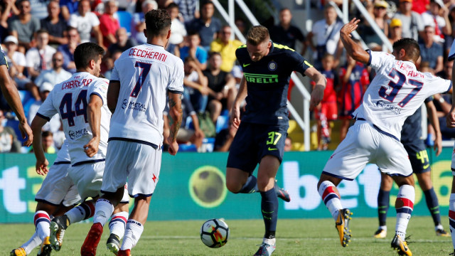 Skriniar kala dikepung pemain lawan. (Foto: Ciro de Luca/Reuters)