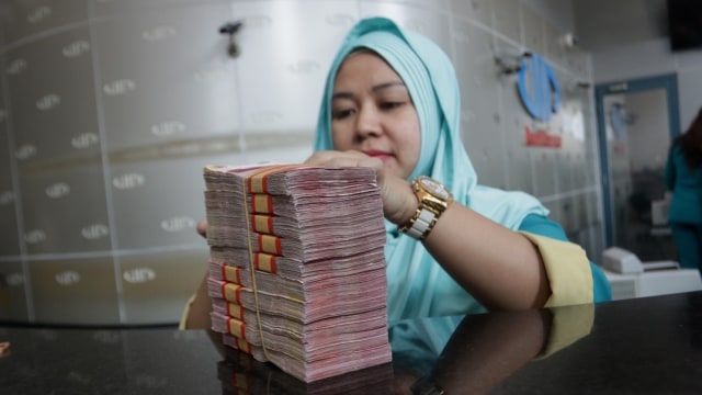 Penukaran Uang Dollar (Foto: Fanny Kusumawardhani/kumparan)
