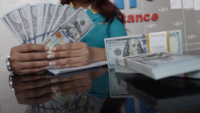Penukaran Uang Dolar Foto: Fanny Kusumawardhani/kumparan