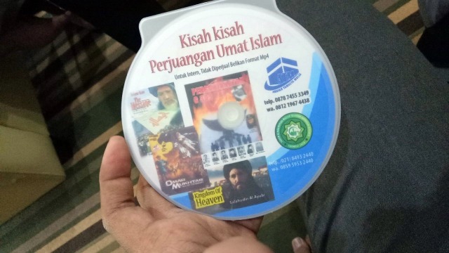 Masjid bagi-bagi dvd film PKI (Foto: Kevin Kurnianto/kumparan)