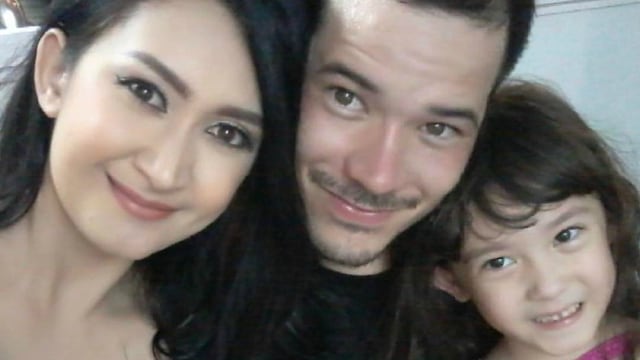 Nafa Urbach, Zack Lee, dan putri mereka (Foto: Instagram @nafaurbach)