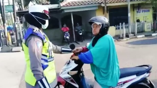Seorang Ibu Pengendara Motor Memaki Polwan (Foto: Instagram @satlantaspolreswonosobo)