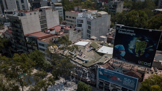 Gedung runtuh usai gempa di Meksiko. (Foto: Rafael Arias/Social Media/via REUTERS )