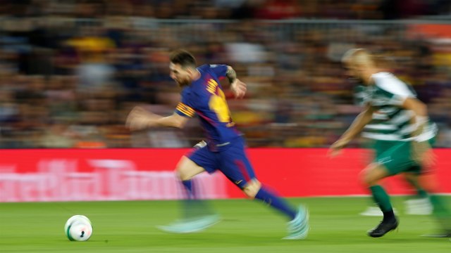 Messi melesat pada laga versus Eibar. (Foto: Albert Gea/Reuters)