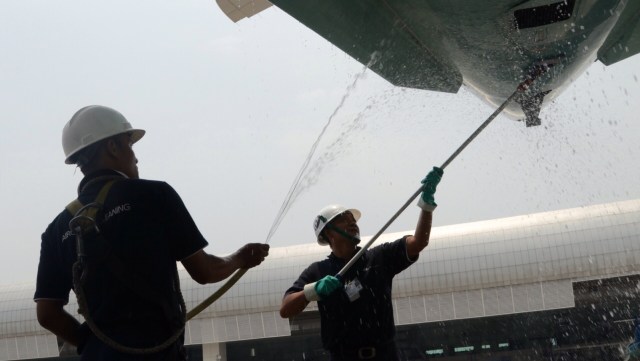 Ilustrasi pembersihan pesawat di Garuda Maintenance Facility AeroAsia GMF Foto: Fanny Kusumawardhani/kumparan