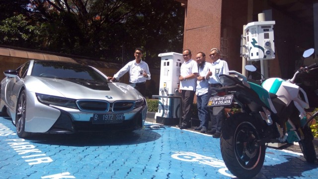 BMW i8 mengisi listrik di SPLU PLN (Foto: Dok. PLN)