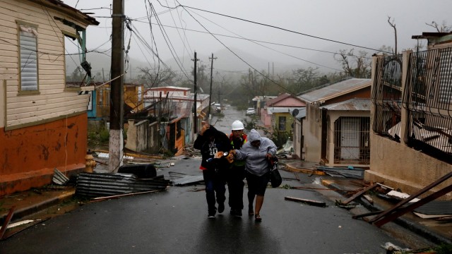 Evakuasi korban luka-luka Badai Maria (Foto: Reuters / Carlos Garcia Rawlins)