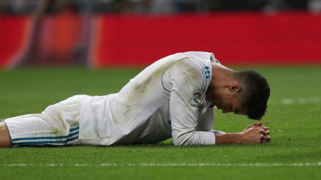 Ronaldo tersungkur. (Foto: Reuters/Sergio Perez)