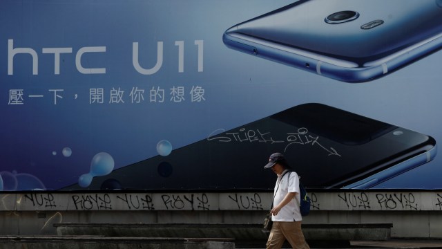 Iklan HTC U11. (Foto: REUTERS/Tyrone Siu)
