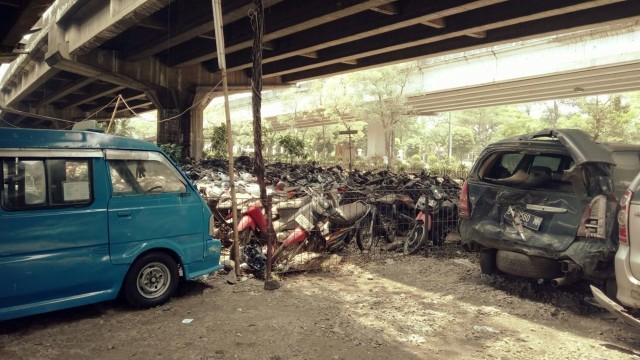 Motor&Mobil bekas di bawah flyover Tanjung Barat (Foto: Adhim Mugni Mubaroq/kumparan)
