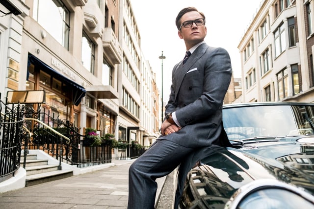 Eggsy bergaya di depan kantor Kingsman (Foto: 20th Century Fox)