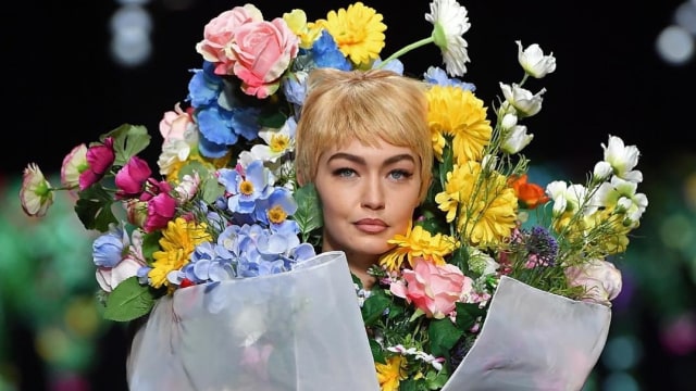 Gigi Hadid tampil bak buket bunga (Foto: IG / @Moschino)