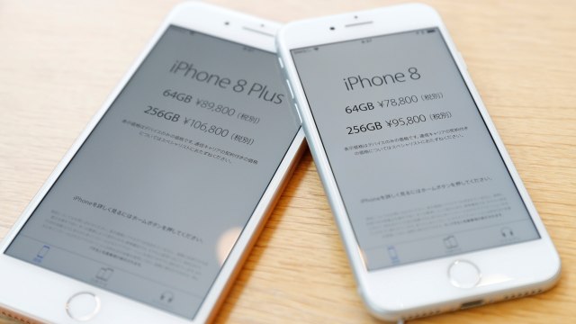 iPhone 8 Plus dan iPhone 8. (Foto: REUTERS/Issei Kato)