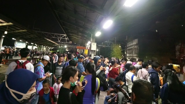 Penumpukan Penumpang di Stasiun Duri (Foto: Niken Nurani/kumparan)
