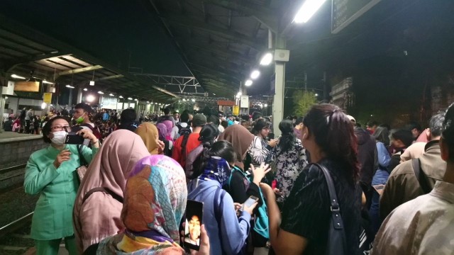 Penumpukan Penumpang di Stasiun Duri (Foto: Niken Nurani/kumparan)