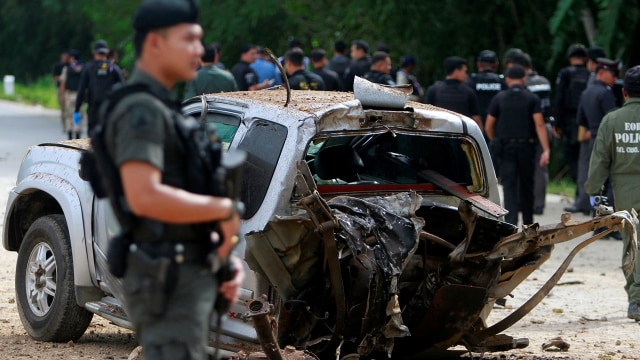 Militer saat menyisir ledakan bom di Thailand (Foto: REUTERS/Surapan Boonthanom)