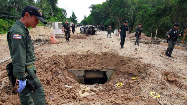 Militer saat menyisir ledakan bom di Thailand (Foto: REUTERS/Surapan Boonthanom)