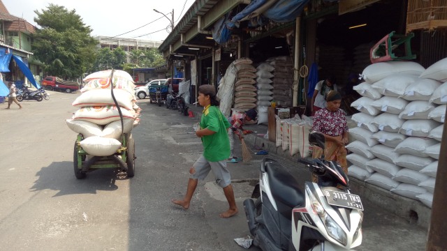 Aktivitas penjualan beras di Pasar Cipinang. (Foto: Resya Firmansyah/kumparan)