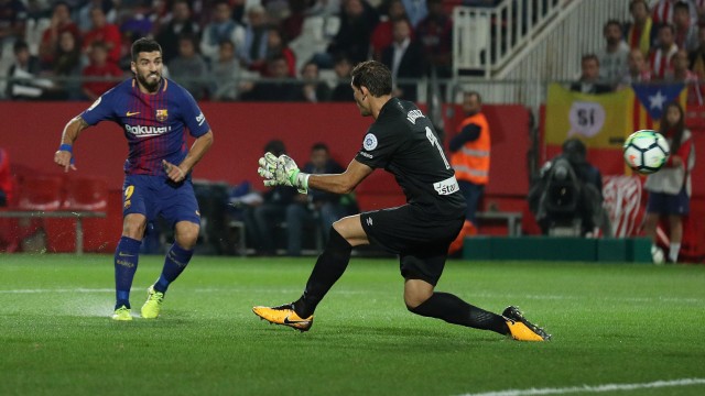 Luis Suarez membobol gawang Gorka Iraizoz. (Foto: Reuters/Albert Gea)