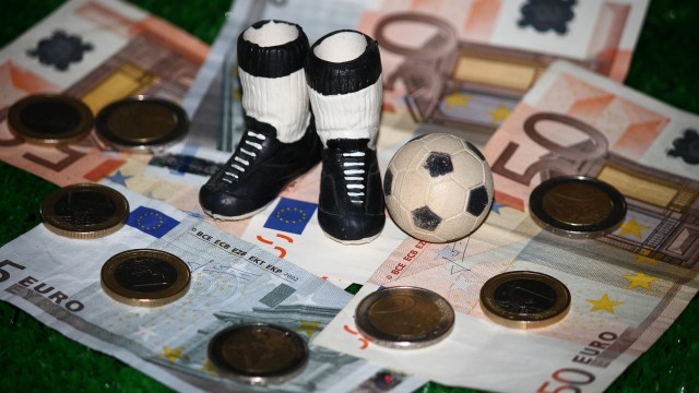 Ilustrasi Sepak Bola dan Uang (Foto: Ppixabay)