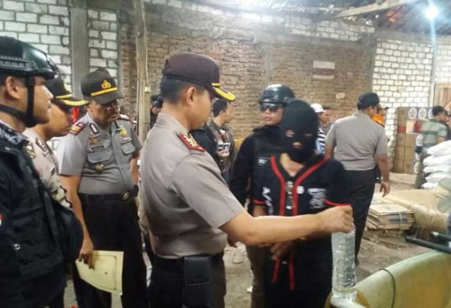 Polisi Sita 66 Ribu Liter Miras dari Gudang Arak di Bojonegoro