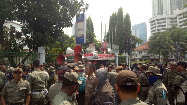 Demo pegawai honorer dishub dan pol PP (Foto: Adhim Mugni/kumparan)