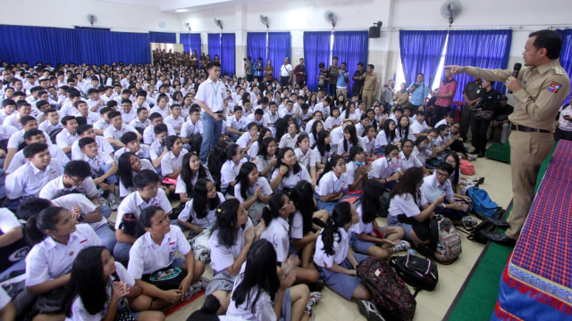 Wali Kota Bogor Bima Arya di SMA Budi Mulia Bogor (Foto: Antara/Yulius Satria Wijaya)