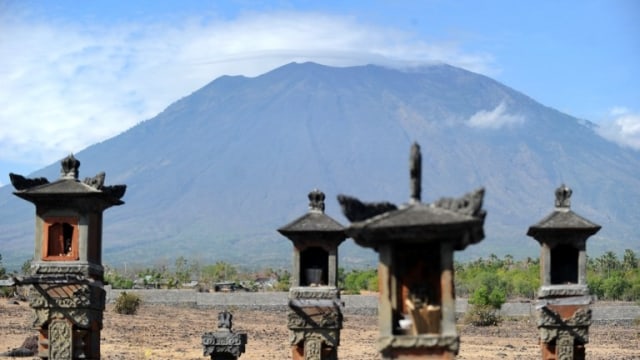 Pantauan Aktivitas Gunung Agung, Bali (Foto: Sonny Tumbelaka/AFP)