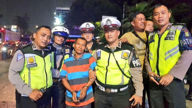 Pelaku pembawa ganja ditangkap polisi. (Foto: Instagram/tmcpoldametro)
