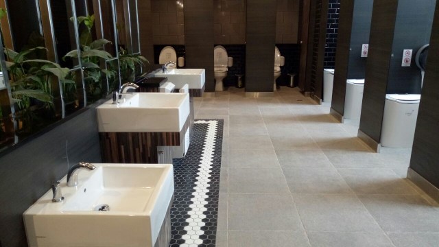 Toilet yang luas di AEON Mall Jakarta Garden City (Foto: Andari Novianti/kumparan)