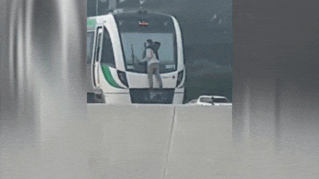 Pria bergelantungan di kereta (Foto: Facebook : Lace Stone)
