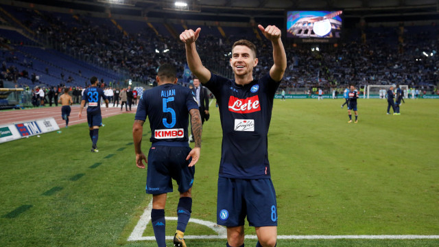 Jorginho merayakan kemenangan Napoli. (Foto: Ciro de Luca/Reuters)